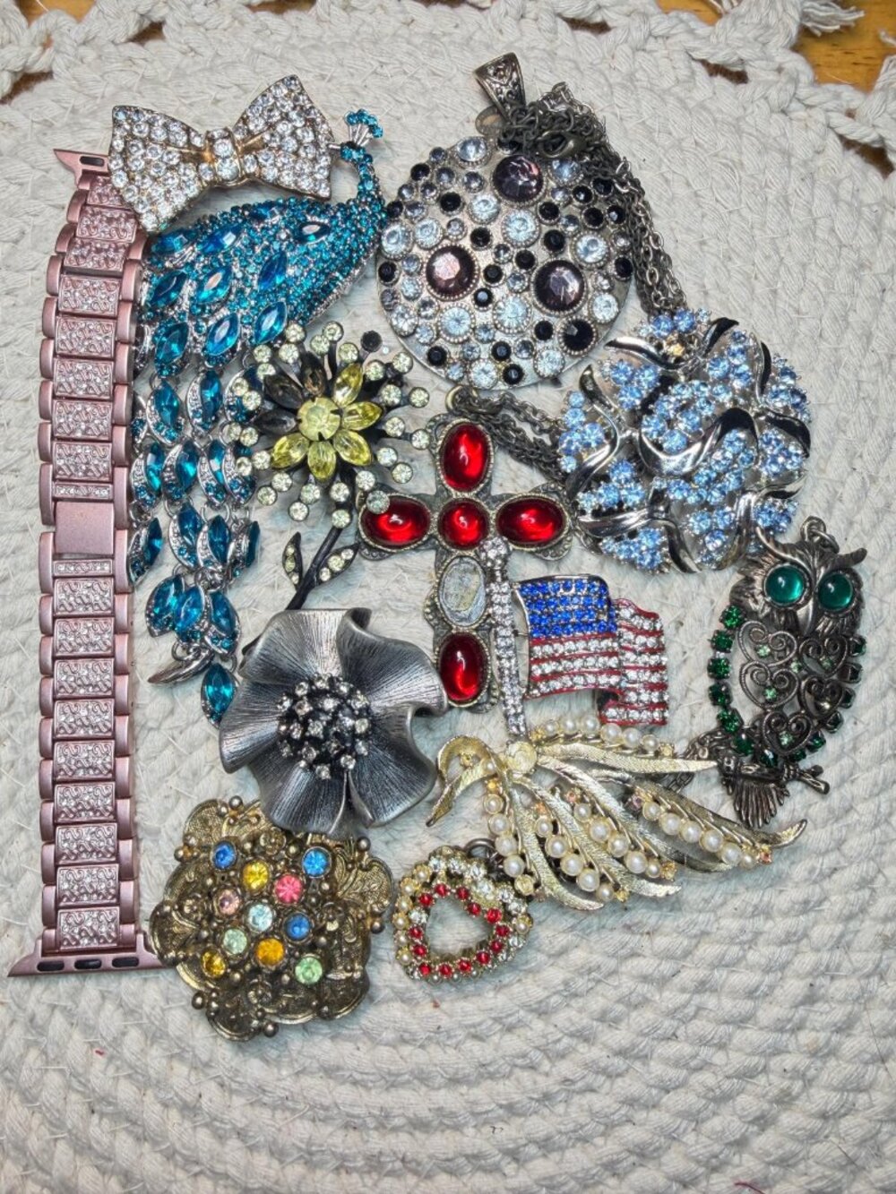 Rhinestone Jewelry Repair Lot | 3.13 Lbs | Vintage Brooches | Christmas Jewelry - Picture 5 of 9